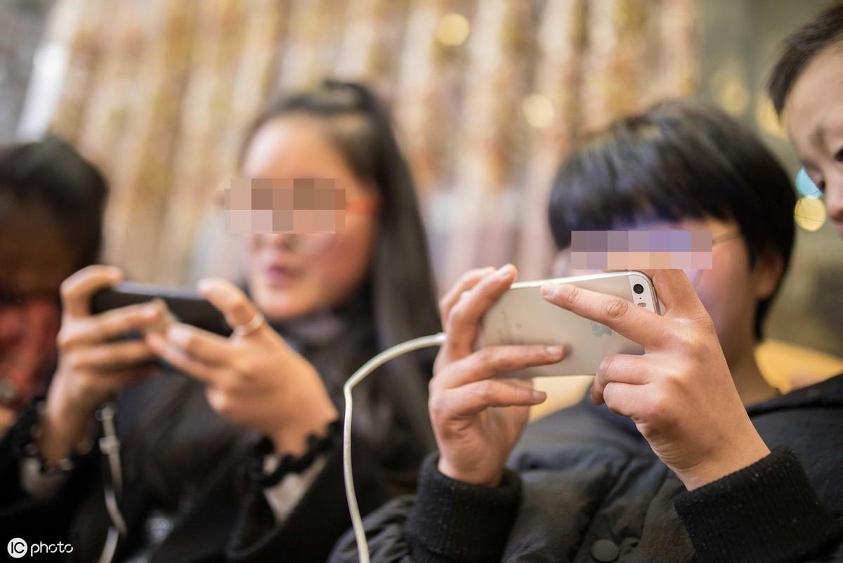 孩子整天手机不离手？三个技巧让迷恋手机游戏的孩子摆脱“瘾”，冲出去